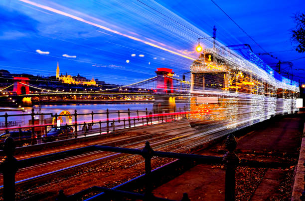 рождественский трамвай будапешта - budapest chain bridge night hungary стоковые фото и изображения