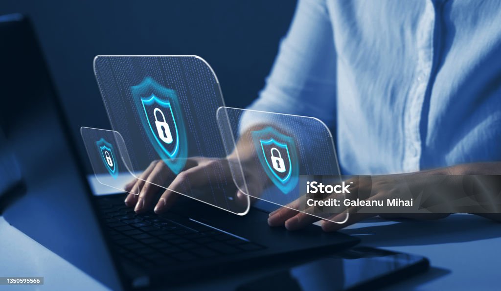 Cyber security firewall interface protection concept. Businesswoman protecting herself from cyber attacks. Personal data security and banking. - Royalty-free Beveiliging Stockfoto Cyber security firewall interface protection concept. Businesswoman protecting herself from cyber attacks. Personal data security and banking. - Royalty-free Beveiliging Stockfoto