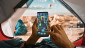 pov-eines-touristen-der-vertikal-ein-smartphone-h%C3%A4lt-das-arcade-handyspiel-spielt-und-mit-dem.jpg?b=1&s=170x170&k=20&c=79aZAh2rKsZ_M5u6h7QVVE4kuiu24eTfdxyktxmHWoc=