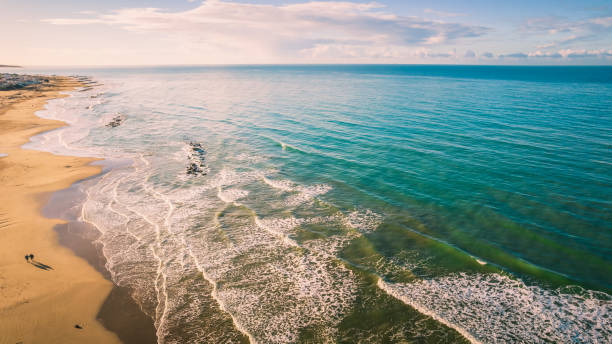 panorama del mar mediterráneo al amanecer desde arriba, donnalucata, scicli, ragusa, sicilia, italia, europa - scicli fotografías e imágenes de stock