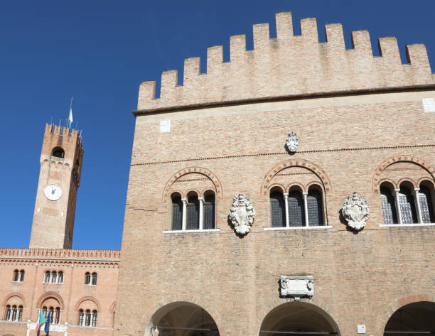 palácio chamado palazzo dei trecento e a torre cívica com relógio na praça principal da cidade de treviso, na itália - tower treviso veneto palace - fotografias e filmes do acervo