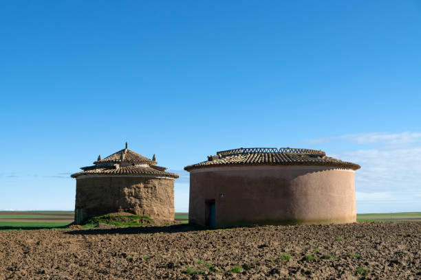 vista de los campos de castilla al atardecer con palomar - palencia province fotografías e imágenes de stock