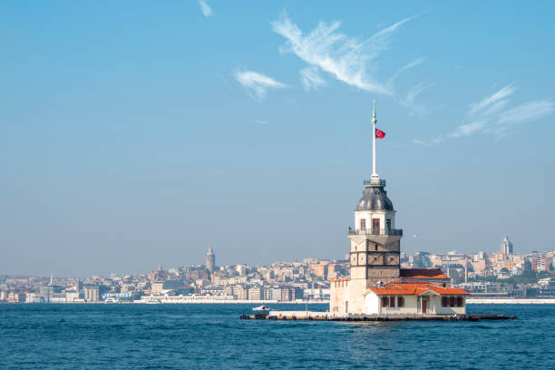 vue de la tour de la jeune fille ou de la tour de léandre également connue sous le nom de kiz kulesi. journée d’été ensoleillée à istanbul et dans le détroit du bosphore, turquie - istanbul üsküdar maidens tower tower photos et images de collection