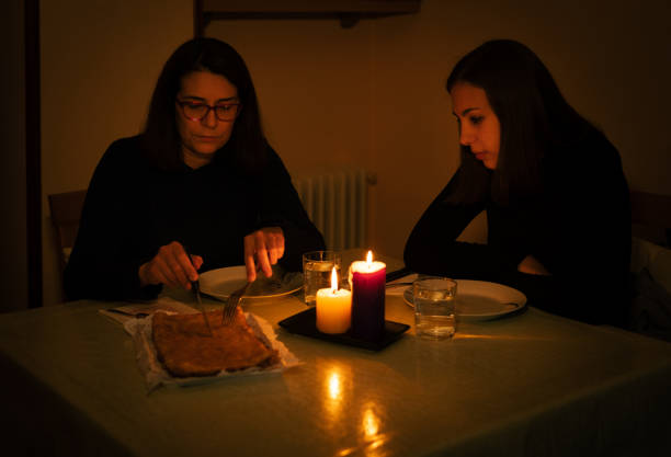 촛불에 의해 한 부모 가족 식사. 정전 개념, 전원 차단 - candle heat gold burning 뉴스 사진 이미지