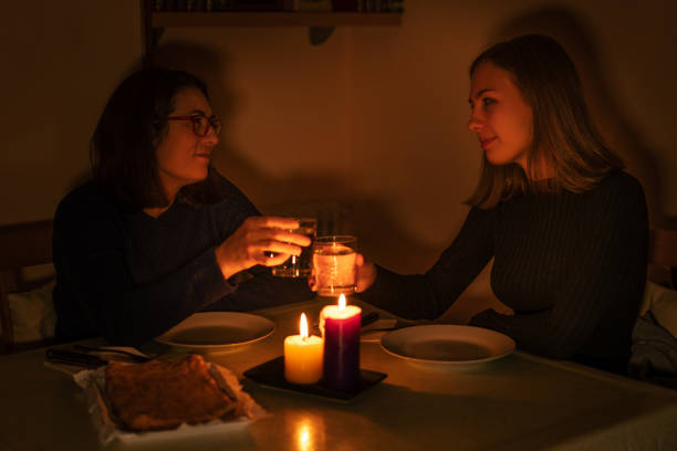 família de um pai jantando à luz de velas. conceito de apagão, corte de energia - oneparent - fotografias e filmes do acervo