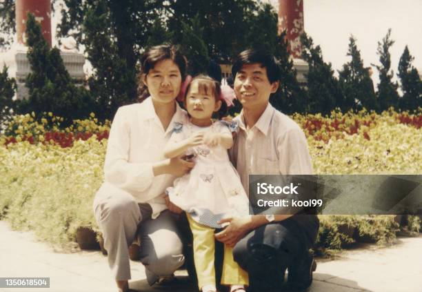 1980er Jahre China Eltern Und Tochter Alte Fotos Aus Dem Wirklichen Leben Stockfoto und mehr Bilder von Fotografie