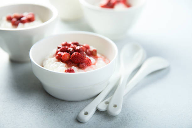 budino di riso alla fragola - rice pudding foto e immagini stock