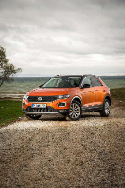 volkswagen t-roc - hatchback fotografías e imágenes de stock