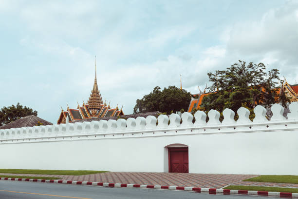 großer palast und wat phra keaw wand von außen in bangkok, thailand. - bangkok province bangkok wat traditional culture stock-fotos und bilder