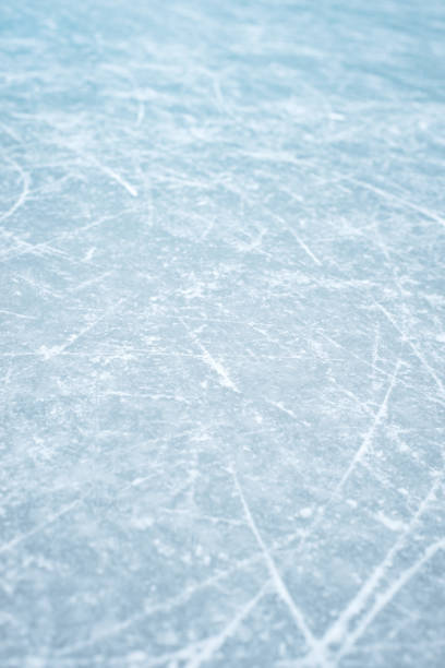 スケート、冬のスポーツのリンクの痕跡の背景氷 - ice rink ストックフォトと画像