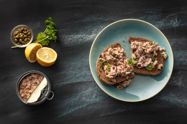 シーフード: マグロのサラダのある静物 - tuna salad sandwich ストックフォトと画像