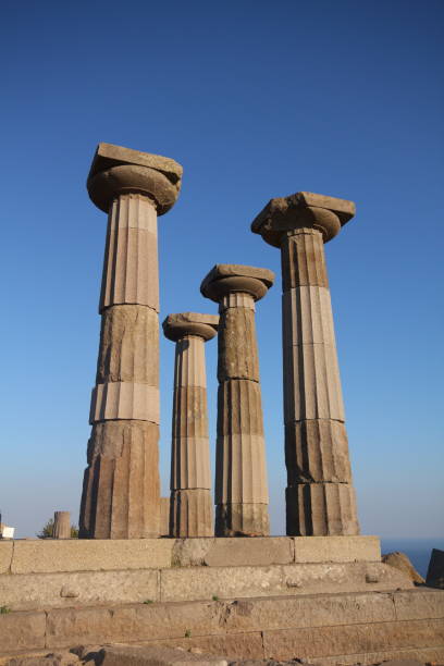 assos ancient city athena temple ruínas, colunas - assos - fotografias e filmes do acervo