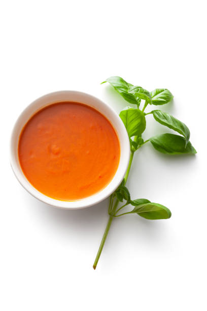 sopas: sopa de tomate y albahaca aisladas sobre fondo blanco - sopa de tomate fotografías e imágenes de stock