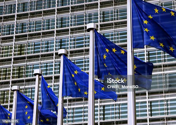 Bandiere Dellunione Europea Di Bruxelles - Fotografie stock e altre immagini di Berlaymont - Berlaymont, A forma di stella, A mezz'aria