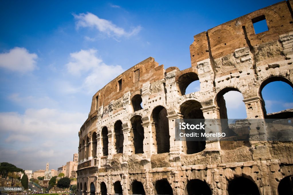 Coliseu, em Roma, Itália, e Fórum Romano contra céu azul - Royalty-free Anfiteatro Foto de stock