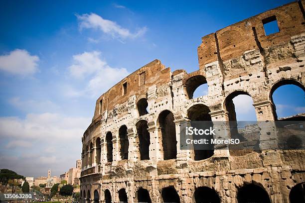 Coliseu Em Roma Itália E Fórum Romano Contra Céu Azul - Fotografias de stock e mais imagens de Anfiteatro
