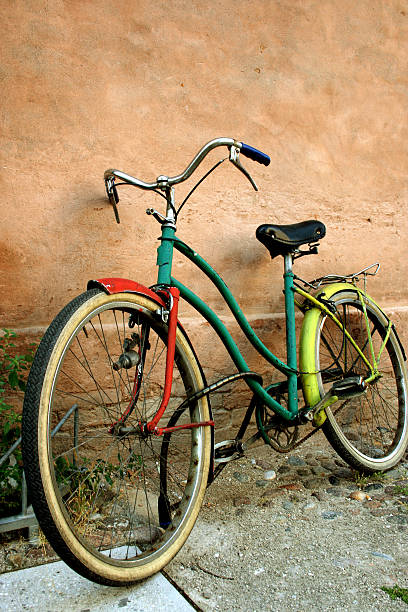 винтаж велосипед - bicycle wall green single object стоковые фото и изображения