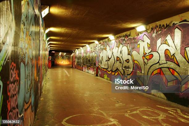 Foto de Metrô Túnel e mais fotos de stock de Grafite - Produção artística - Grafite - Produção artística, Túnel - Estrutura Feita pelo Homem, Mural - Pintura