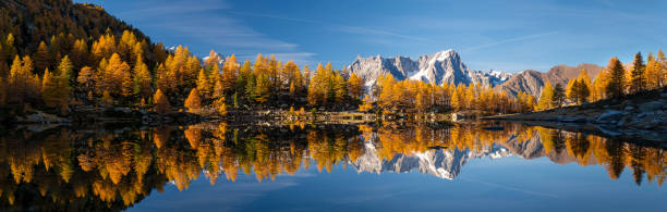 lac d’arpy au coucher du soleil avec reflets de la chaîne du mont blanc, couleurs d’automne - val d’aosta - italie - mont blanc massif photos et images de collection