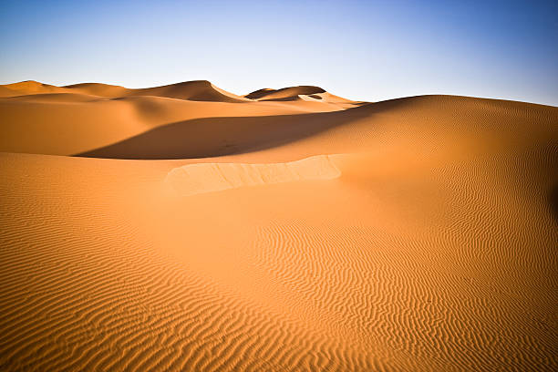 sahara pomarańczowy dunes błękitnego nieba - landscape desert wave pattern erg chebbi dunes zdjęcia i obrazy z banku zdjęć