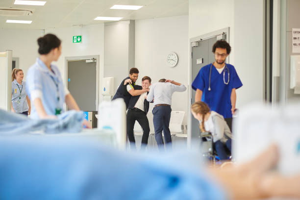 gewalt auf krankenhausstationen - gewalt stock-fotos und bilder