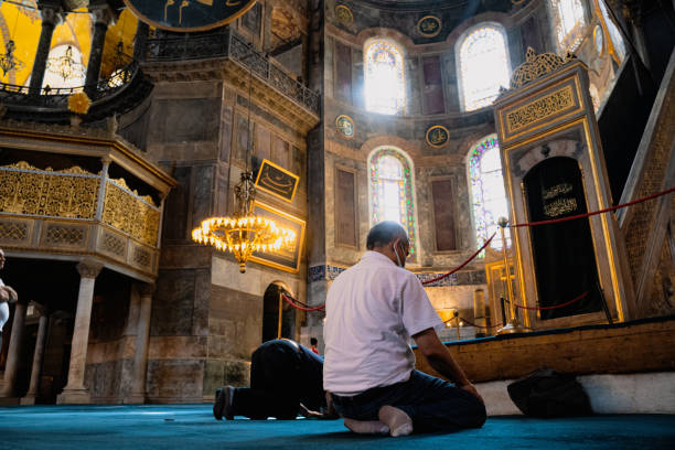 personas rezando en la mezquita de santa sofía - byzantine aya sofya light lighting equipment fotografías e imágenes de stock