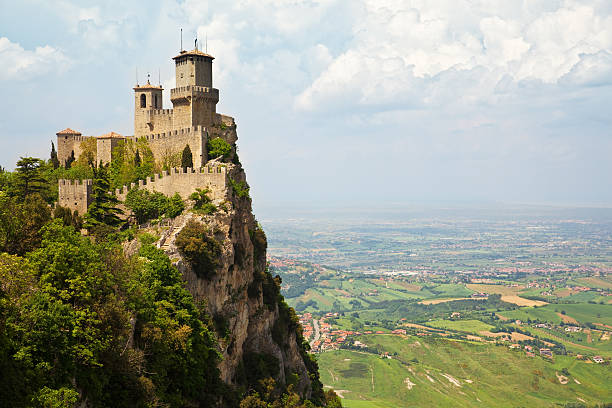 château de san marino - munt tower photos et images de collection