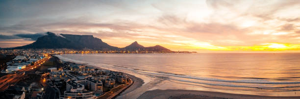 coucher de soleil panoramique sur la montagne de la table - panoramic landscape south africa cape town photos et images de collection