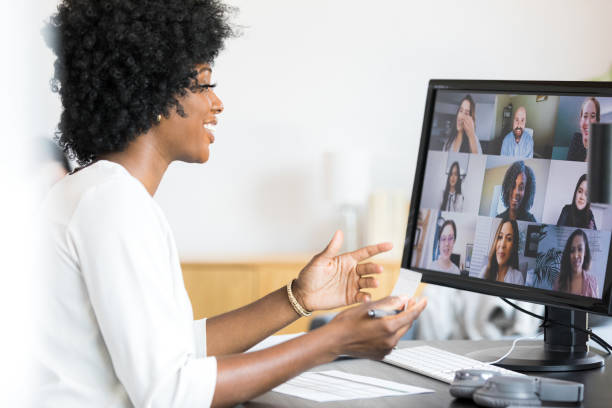 gesti di consulente finanziario femminile durante l'incontro con i dipendenti dell'azienda - afro americano immagine foto e immagini stock