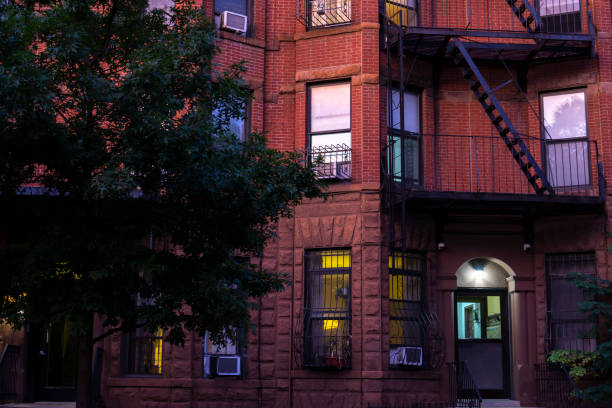 prédio de apartamentos de tijolos vermelhos em park slope à noite - brooklyn new york city retro revival old fashioned - fotografias e filmes do acervo