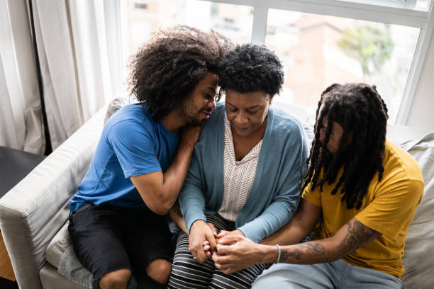 filhos consolando a mãe em casa - grief - fotografias e filmes do acervo