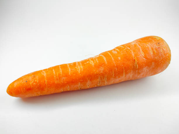 carota arancione isolata - foto di scorta - whole carrots foto e immagini stock