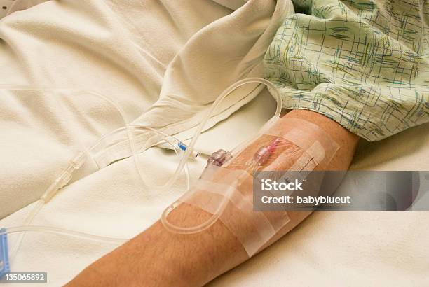 Serie Estadía Hospitalaria Foto de stock y más banco de imágenes de Asistencia sanitaria y medicina - Asistencia sanitaria y medicina, Bata de hospital, Brazo humano