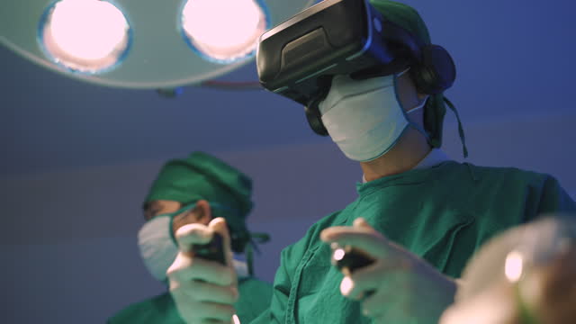 Professionelle Chirurgen in Uniform und VR-Headset, die Operationen am Patienten in einer modernen Klinik durchführen.