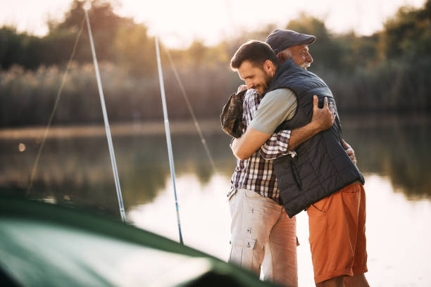 спасибо, папа, мне очень понравилось ловить рыбу с тобой сегодня! - fishing active seniors family senior adult стоковые фото и изображения