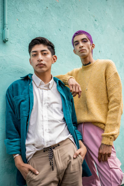 foto von zwei jungen mann mit niedrigem winkel - männer mode stock-fotos und bilder
