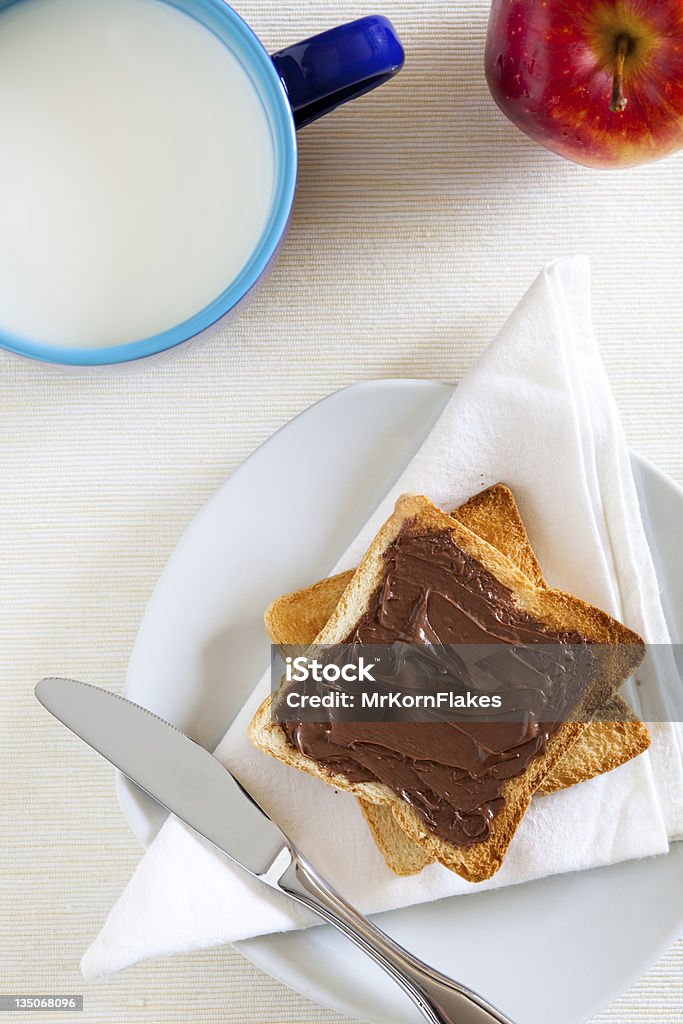 Завтрак с Шоколадная паста на тост - Стоковые фото Шоколадная паста роялти-фри