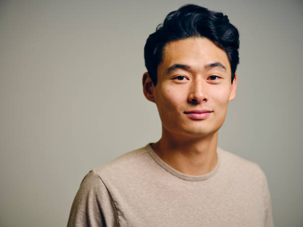 retrato de un hombre asiático - coreano oriental fotografías e imágenes de stock