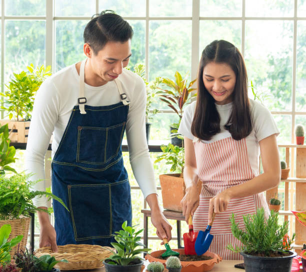 istock plants Couple Graden 1350694133