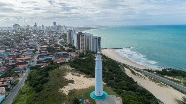 вид с воздуха на маяк на вершине зеленой дюны в натале - natal стоковые фото и изображения
