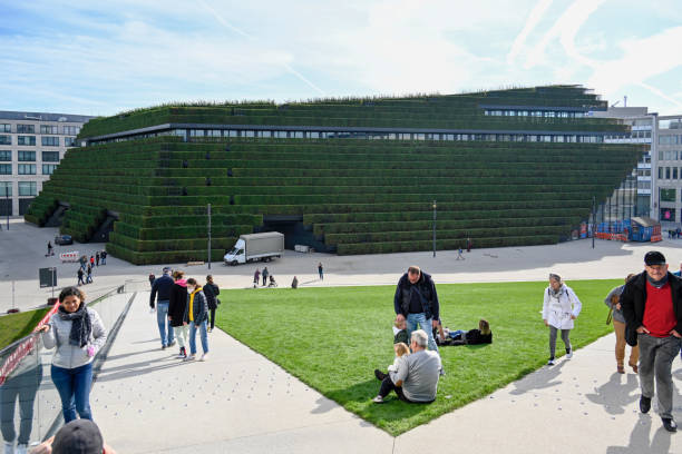 здание так называемого «koe-bogen ii», которое было спроектировано ingenhoven architects и засажено грабовыми изгородями. это самый большой зеленый фасад  - north rhine westfalia фотографии стоковые фото и изображения