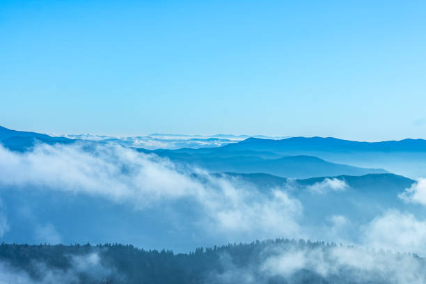 живописный вид с купола клингманс, национальный парк грейт-смоки-маунтин, теннесси сша - city of sunrise mountain cloud sky стоковые фото и изображения