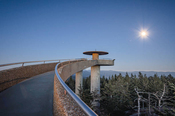 the observation tower on the summit of clingmans dome on great smoky mountain national park - great smoky mountains great smoky mountains national park mountain smoke imagens e fotografias de stock