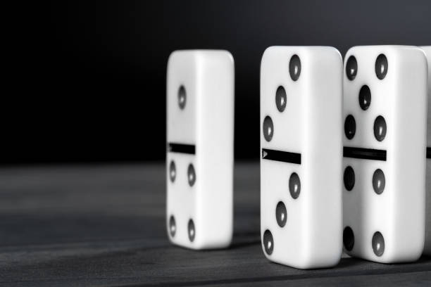 domino-spiel. dominosteine auf einem schwarzen tisch - domino sport leisure activity group of objects stock-fotos und bilder