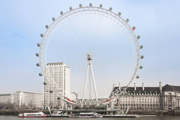 vista do london eye da margem westminster do rio tâmisa. - millennium wheel - fotografias e filmes do acervo