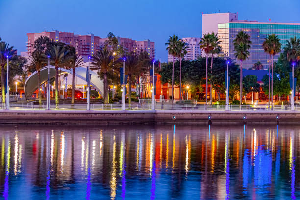 lo skyline di long beach e l'acqua del porto brillano di luce serale - city of los angeles city life cityscape night foto e immagini stock