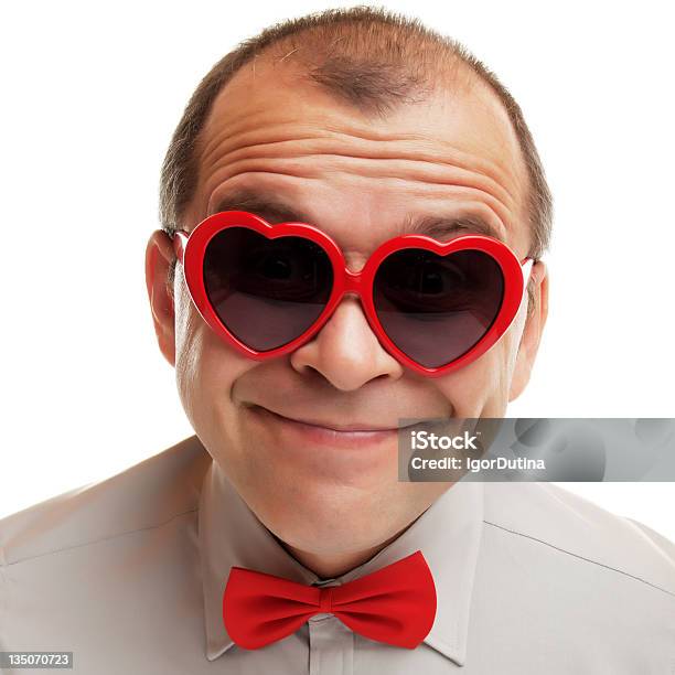 Sonriente Hombre Con Gafas De Corazón En Forma De Foto de stock y más banco de imágenes de Accesorio para ojos - Accesorio para ojos, Adulto, Bien vestido