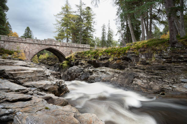 린 오브 디 브리지 - dee river scotland valley bridge 뉴스 사진 이미지