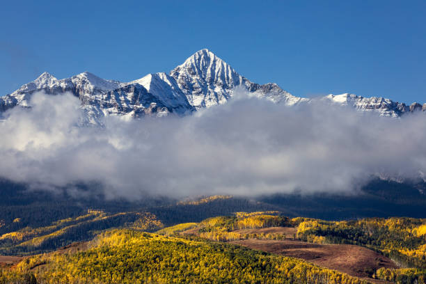 wilson peak con nieve fresca y colores de otoño cerca de telluride, colorado - uncompahgre national forest fotografías e imágenes de stock