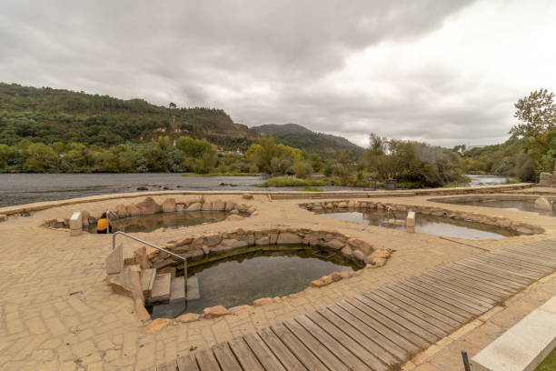 天然ローマ浴場 は熱��い蒸気と熱水で屋外, チャバスケイラ 温泉, オウラレンセ, スペイン - ourense province ストックフォトと画像